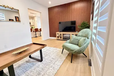 Image de Bright & Cozy Home in Niagara Falls | Free Parking