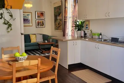 Image de Funky eastern suburbs art haus, close to the city and transport!