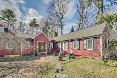 Image de Pet-Friendly Yard: Boston Area Home Near World Cup