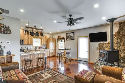 Image de Modern Hunting Lodge on Kirksville's Outskirts