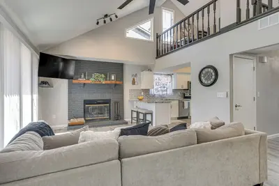 Image de Renovated Townhome w/ Garage, 12 Mi to St Louis