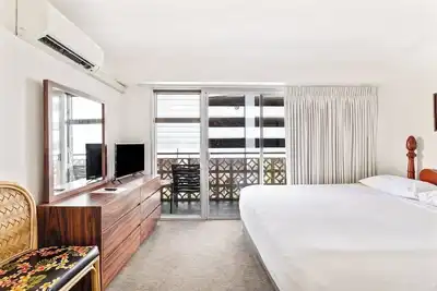 Image de 2 Suites | 0. 5 Mi to Kapiolani Park | Outside Pool, Pets Allowed