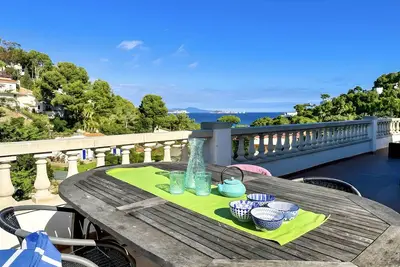 Image de Villa avec piscine, vue sur la mer et proche de la plage
