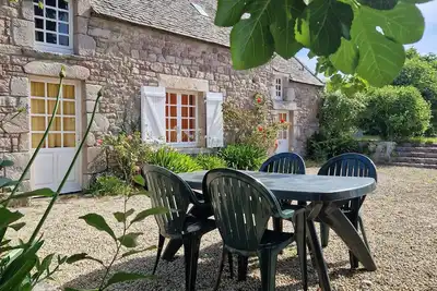 Image de Maison en grès rose, à 300 mètres de la plage, grand jardin
