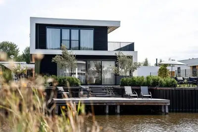Image de Luxury 10-person villa on the water with hot tub, private jetty, spacious terrace and 4 bedrooms. Located at Villa Resort Harderwold, near Harderwijk and the Veluwemeer!