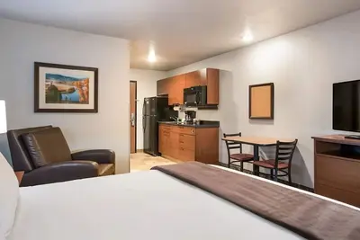 Image de Unwind in a Modern Cheyenne Room | Cheyenne Regional Airport - 3. 3 miles away