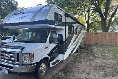 15 Minutes From Fifa Events Full Rv Fixed location.