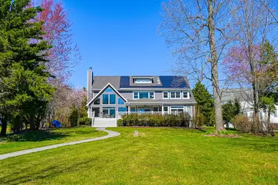 Image de Large lakefront home on the best part of the lake – spacious with stunning views