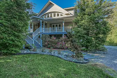 Image de 5br and 5. 5 Ba Lakefront Home w/private hot tub and dogs ok!