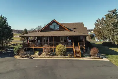 Image de Dog-friendly, lake view cabin w/ furnished decks, Ping-Pong & darts