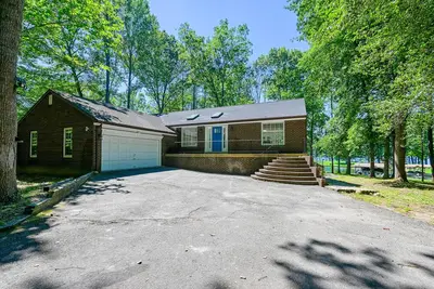 Image de Lakefront home with water & sunset views, dock, paddleboards, kayaks, firepit