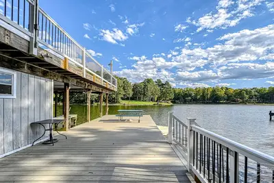 Image de Lakefront family home in gated community with swimming area & dock - dogs Ok