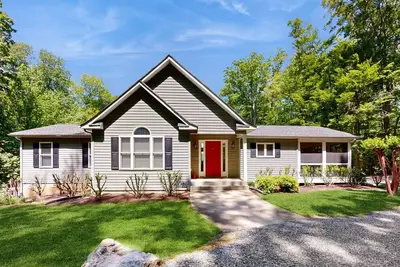 Image de Exquisite dog-friendly home with kayaks, pool table, hot tub, & washer/dryer