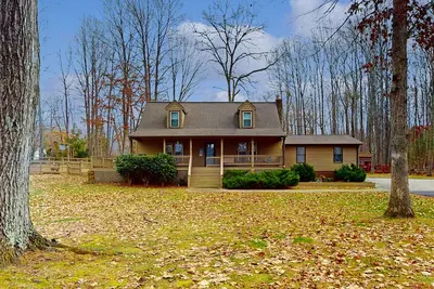 Image de Lake Anna home on large corner lot with kayaks, paddleboard, firepit & grill