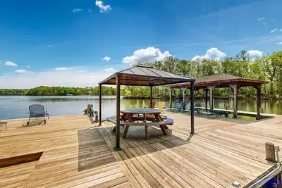 Image de Lakefront home with two kitchens, a dock, firepit, & pontoon