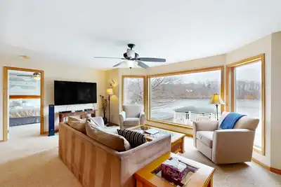 Image de Lakefront retreat with views, hot tub, kid's play area, dock & fiber internet