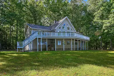 Image de Stunning lakeside home with dock, large deck, kayaks, firepit, & pool table
