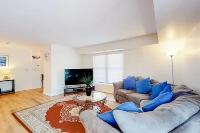 Image de Second-floor condo with full kitchen, washer/dryer, central Ac, & boat slip use