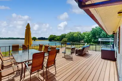 Image de Charming getaway with a fireplace, large deck, paddle boards & porch swing