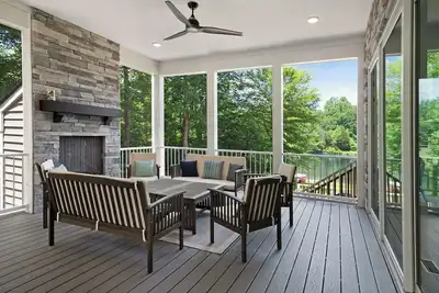 Image de Custom lakefront home with private beach, dock & firepit