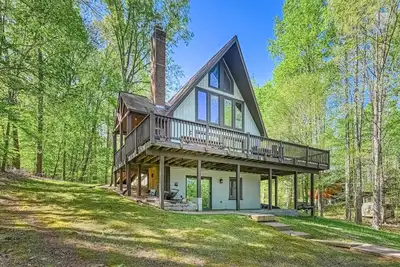 Image de Secluded lakefront home w/private beach, deck, gas grill, firepit, lake views