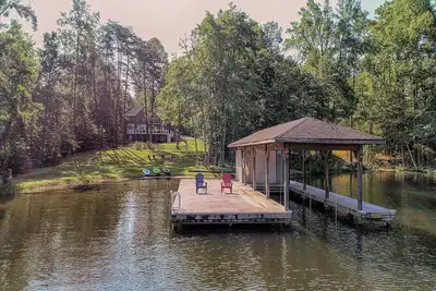 Image de Lakefront home with boat dock, private firepit & game room - dog-friendly