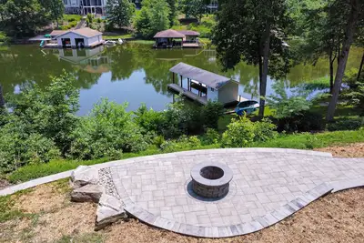 Image de Spacious lakefront home w/ boat dock, fire pit & pool table - dogs Ok