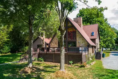 Image de Lakefront Retreat with Dock, Private Hot Tub, Central Ac, and Private Beach