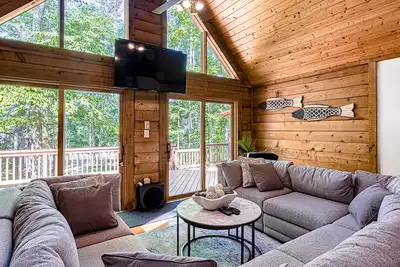 Image de Lakefront home with boat mooring, deck, hot tub, game room & fast WiFi - dogs Ok