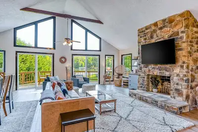 Image de Lakefront Adventure House with Private Dock & WiFi - Dog-Friendly