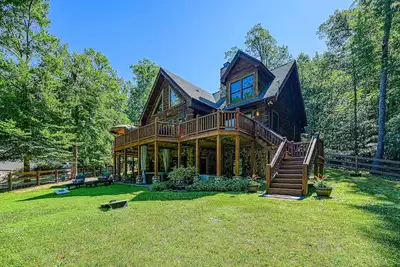 Image de Luxurious lakefront cabin with hot tub, game room, & washer/dryer- dog friendly