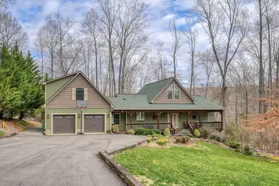 Image de Lakefront home with private hot tub, dock, grill, game room, lake views & kayaks