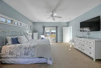 Image de Beautiful Private Lakefront Property with Amenities & Activities Galore!