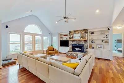 Image de Dog-friendly lake luxury with dry sauna, hot tub, game room