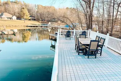Image de Lakefront home with brand-new hot tub, dock, kayaks, Sup, game room & firepit