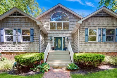 Image de Stunning lakefront retreat w/firepit, game room, & water views