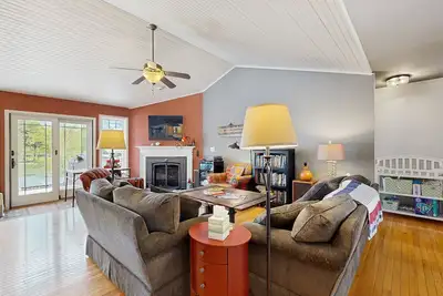 Image de Tranquil lakefront retreat with hot tub, screened porch, kayaks, and more