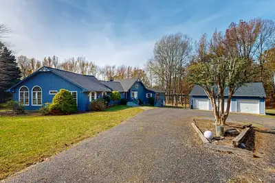 Image de Spacious house with water view, kayaks, foosball table, deck, firepit