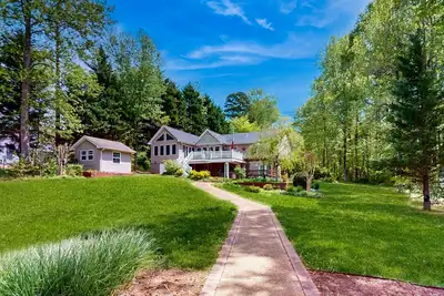 Image de Spacious lakefront house w/private hot tub, deck, fire pit & grill