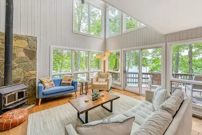 Image de Dreamy lakefront gem on wooded property with private beach, dock & fast WiFi