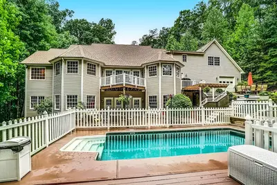 Image de Lakefront with pool, hot tub, dock, SUPs, water carpet, billiards, foosball, gym