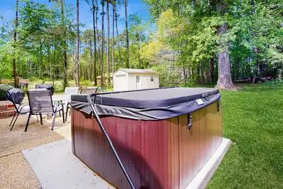 Image de Spacious pet friendly house w/private hot tub, patio, firepit & grill