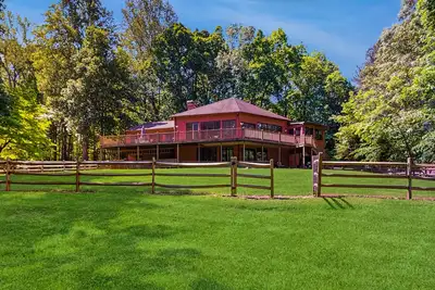 Image de Rustic lakehouse with views, kayaks, Wifi, Central Ac & cozy firepit nights