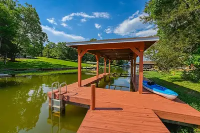 Image de Quiet lake home with two kayaks, furnished deck, grill & fast WiFi - dogs Ok