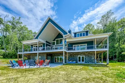 Image de Dog-friendly lakefront home with a game room, children's items, and firepit