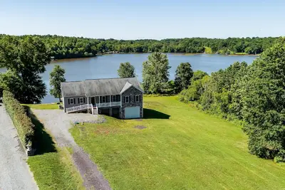 Image de Two-story, lakefront getaway with dock, beach, grill, 2 kayaks, 2 canoes, Ac