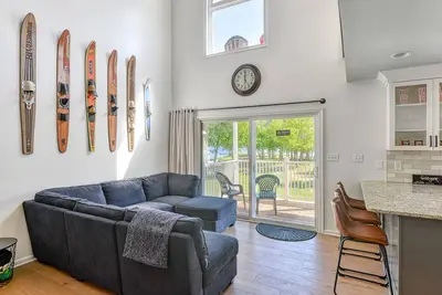 Image de Three-story lakefront home w/ covered boat slip, and tennis/pickleball access