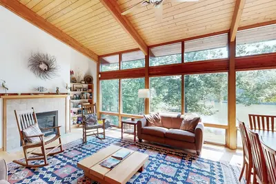 Image de Family Lake House with Deck, Private Dock/Boathouse, Grill, Firepit, & Fast WiFi