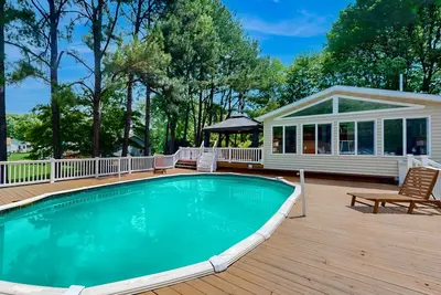 Image de Renovated house with private pool, water access, boat launch, game room & deck