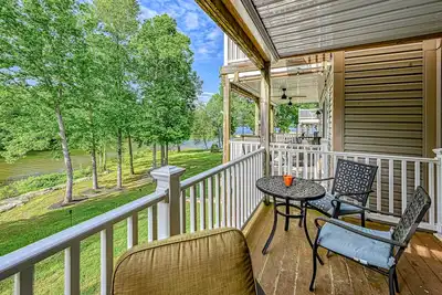 Image de Lakefront home with kayaks, private patio, air hockey, grill, & balcony